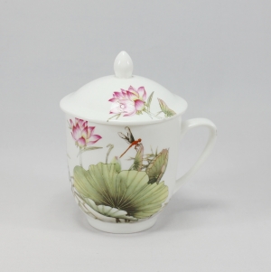 Porcelain mug with lid